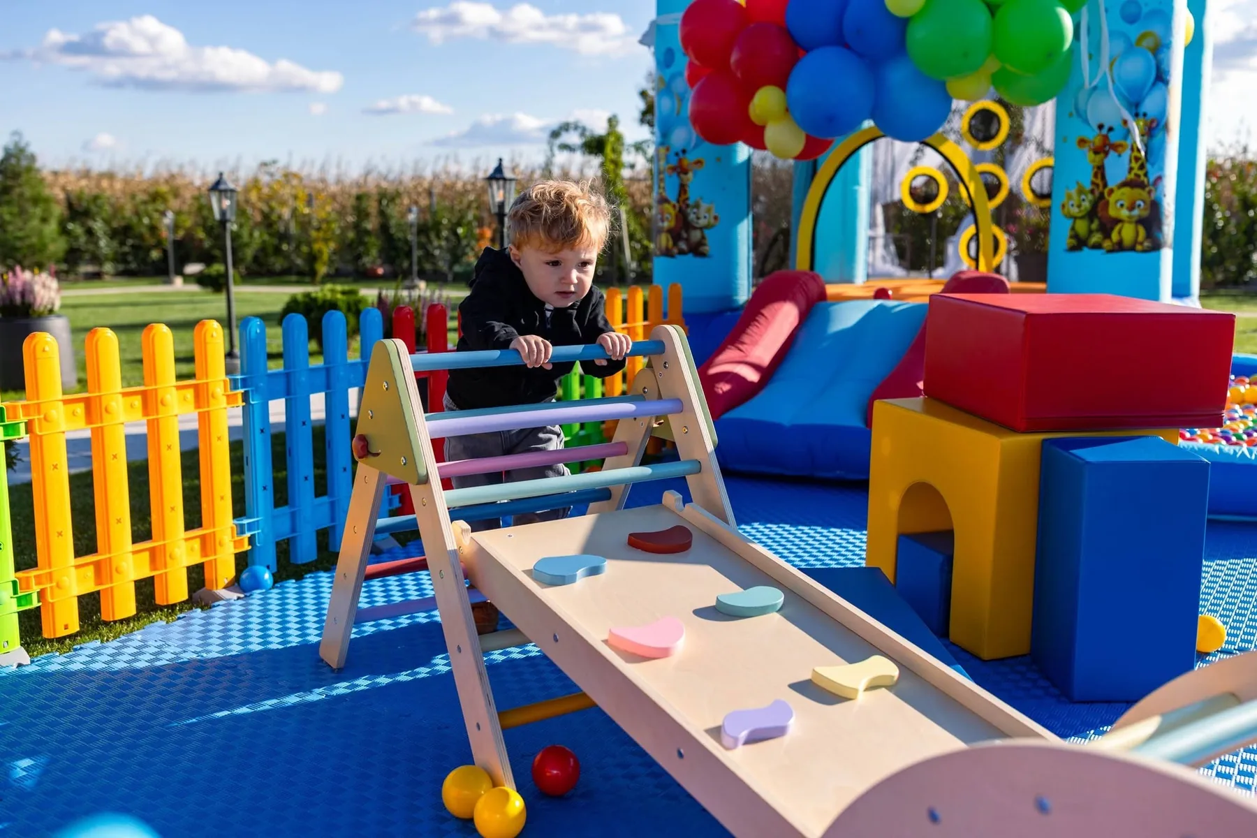 Postavljena MimiLand oprema na otvorenom: Montessori penjalice, soft play set i napuhani dvorac